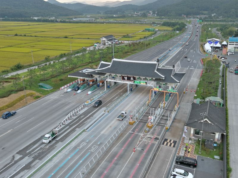 지난 9월 30일 개통한 경주요금소 다차로 하이패스 전경. 힌국도로공사 제공