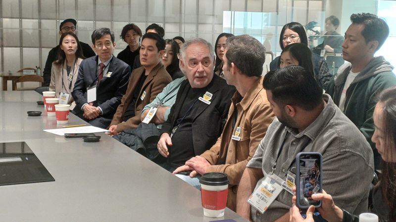 세계 분자요리의 거장인 엘불리 파운데이션창립자 페란 아드리아(앞줄 오른쪽 네 번째)가 27일 서울 중구 한국의집에서 열린 2025 한식 컨퍼런스 워크숍에서 한국의 채소발효 관련 강의를 듣고 있다. 사진&#x3D;이환주 기자 