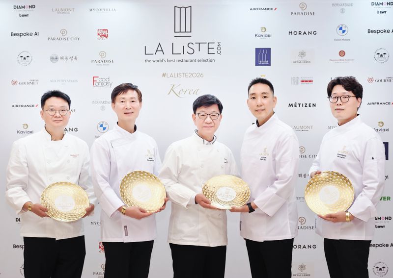 지난 27일 ‘라 리스트 2026 레스토랑 한국 시상식’에 참석한 서울신라호텔 팔선 주홍삼 셰프, 아리아께 정종술 셰프, 라연 김성일 셰프, 라연 차도영 셰프, 콘티넨탈 김성현 셰프(왼쪽부터)가 기념촬영을 하고 있다. <span id='_stock_code_008770' data-stockcode='008770'>호텔신라</span> 제공