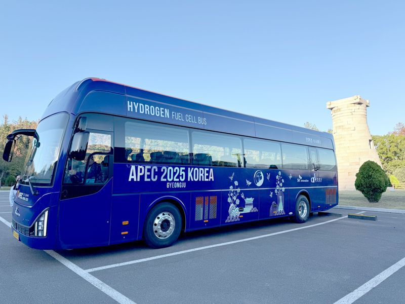 <span id='_stock_code_096770' data-stockcode='096770'>SK이노베이션</span>이 오는 31일까지 경주 예술의전당에서 열리는 아시아태평양경제협력체 정상회의(APEC CEO 서밋) 행사에 지원하는 수소 셔틀버스가 정차해 있다. SK이노베이션 제공