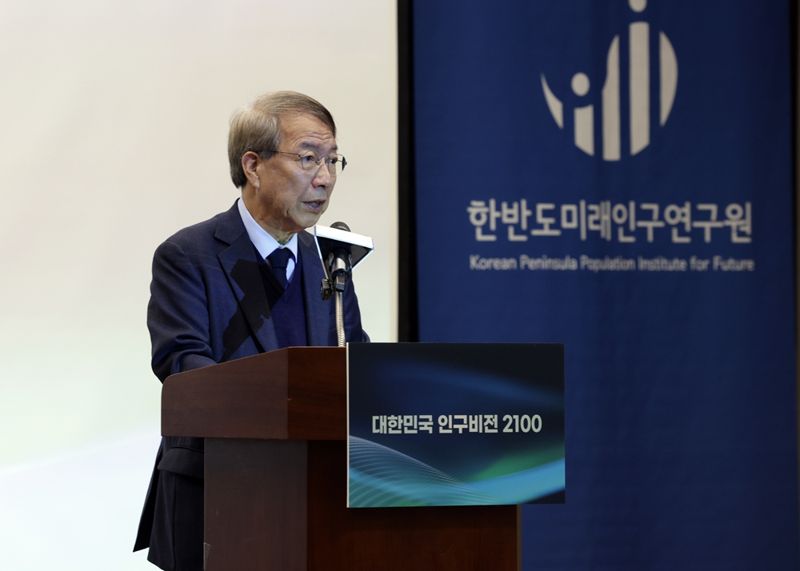 정운찬 한미연 이사장이 28일 서울 중구 은행회관에서 진행된 &#39;대한민국 인구비전 2100&#39; 선포식에서 인사말을 하고 있다. 한미연 제공