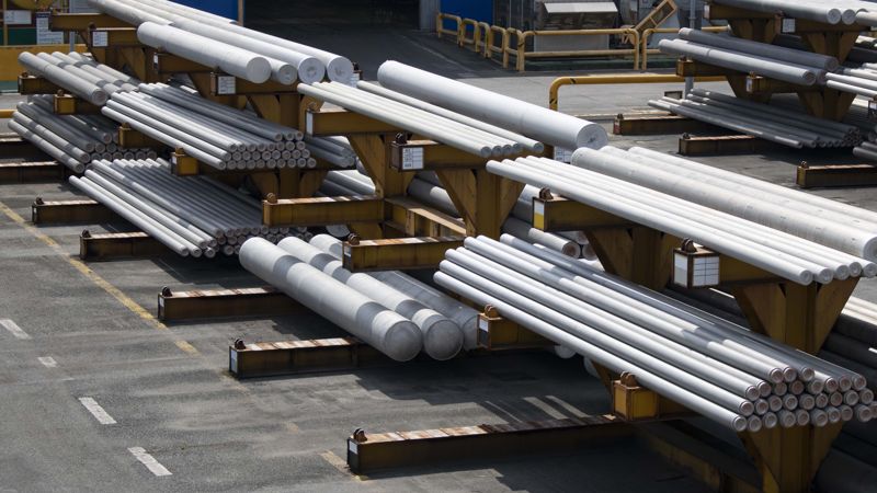 세아항공방산소재의 다양한 크기의 고강도 알루미늄 소재가 야적장에 적재돼 있다. <span id='_stock_code_058650' data-stockcode='058650'>세아홀딩스</span> 제공