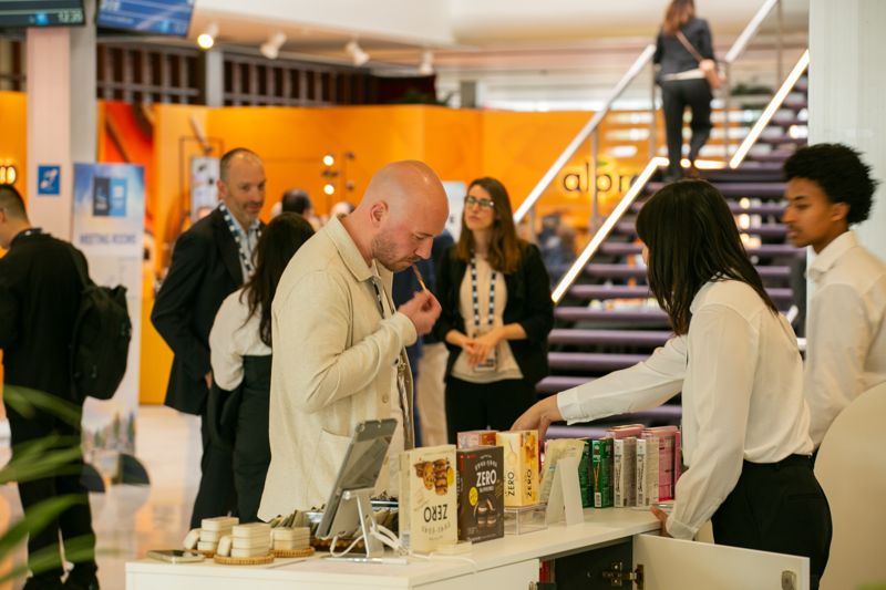 롯데는 지난 6월 네덜란드 암스테르담에서 열린 2025 CGF 글로벌 서밋에 참석해 한일 원롯데에 기반한 그룹 경쟁력을 알렸다. <span id='_stock_code_004990' data-stockcode='004990'>롯데지주</span> 제공