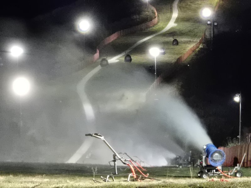 28일 새벽 강원도 정선군 하이원스키장에서 제설기가 인공눈을 뿌리고 있다. 하이원리조트는 예년보다 빠르게 찾아온 한파에 지난해보다 22일가량 앞당겨 제설 작업을 시작했다. 사진&#x3D;연합뉴스