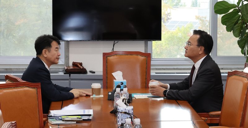 문진석(왼쪽) 더불어민주당 원내운영수석부대표와 유상범 국민의힘 원내운영수석부대표가 28일 오후 서울 여의도 국회에서 회동을 하고 있다. 뉴시스