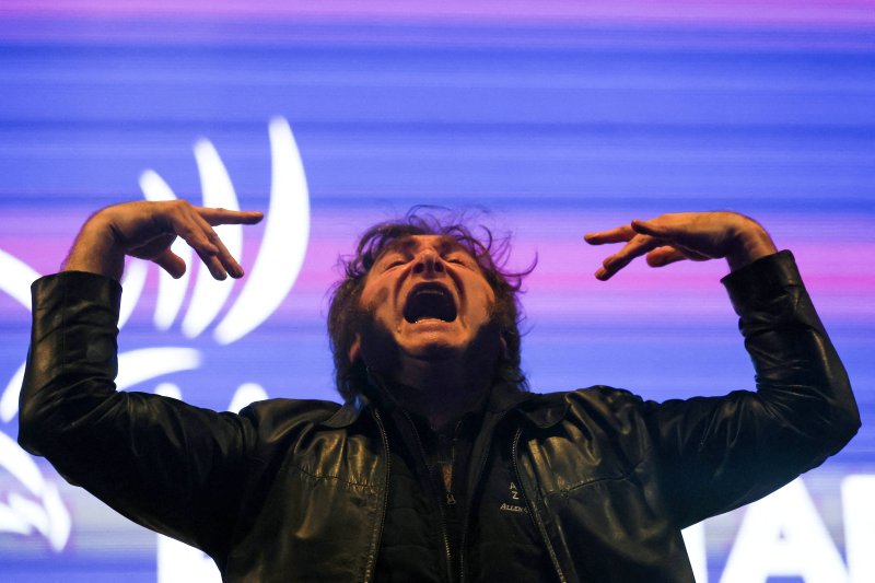 하비에르 밀레이 아르헨티나 대통령이 23일(현지시간) 산타페주 로사리오에서 열린 유세에서 연설 도중 격한 자세를 취하고 있다. 밀레이 대통령이 26일 중간 선거 압승에 취해 아르헨티나 페소화 가치 결정을 온전히 시장에 맡기는 변동환율제로 이행할지 모른다는 우려로 페소 가치가 28일 폭락했다. 로이터 연합