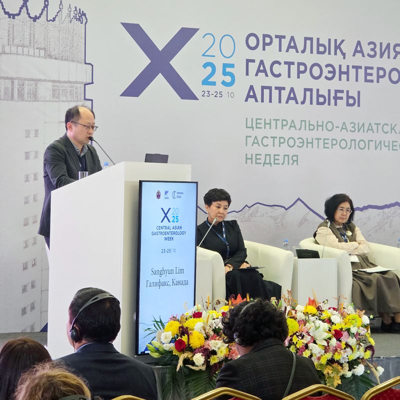 임상현 <span id='_stock_code_049960' data-stockcode='049960'>쎌바이오텍</span> 마이크로바이옴 연구소 부소장이 지난 23일부터 25일까지(현지시간) 카자흐스탄 알마티에서 열린 중앙아시아 소화기내과 컨퍼런스 2025에서 유산균 듀오락의 근력 개선 효과를 입증한 인체적용시험 결과를 발표하고 있다. 쎌바이오텍 제공