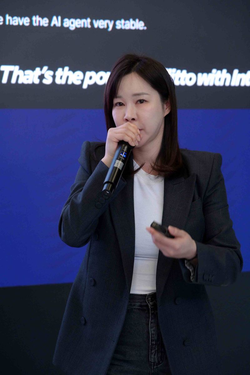 김연수 <span id='_stock_code_030520' data-stockcode='030520'>한글과컴퓨터</span> 대표가 지난 28일 서울 강남역 인근 오퍼스 407 1층에 마련된 ‘인텔 서울 팝업 스토어’에서 진행된 기자간담회에서 발표하고 있다. 인텔코리아 제공