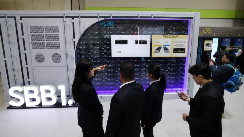 5일 서울 강남구 코엑스에서 개막한 ‘인터배터리 2025’ 삼성SDI 부스에서 관람객들이 SBB1.5를 살펴보고 있다.  뉴스1