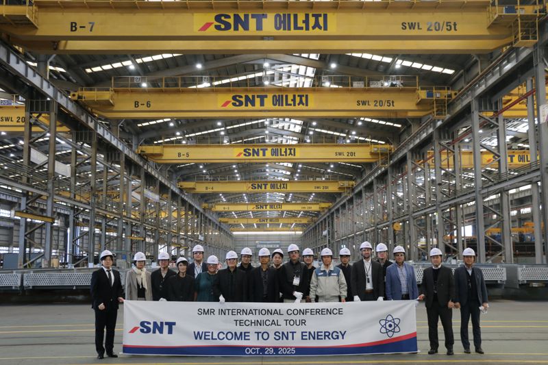 29일 경남 창원 SNT에너지 본사를 방문한 글로벌 소형모듈원자로(SMR) 관계자들이 기념사진을 찍고 있다.SNT에너지 제공