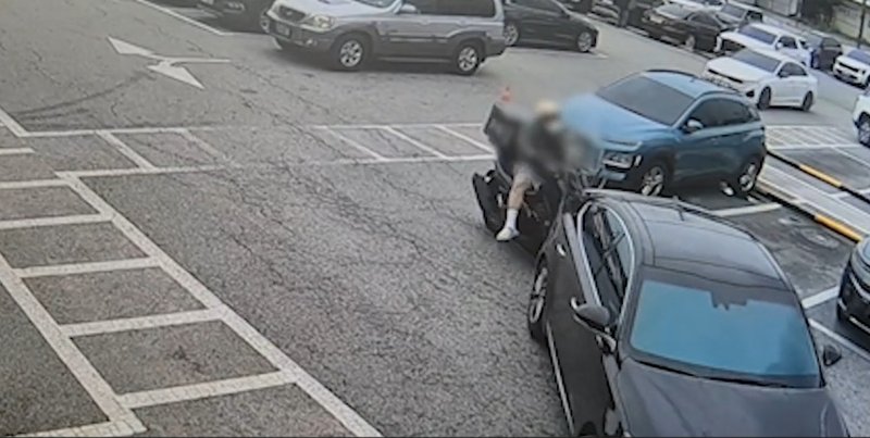 승용차 뒷부분으로 오토바이를 고의로 접촉하는 장면. 뉴시스