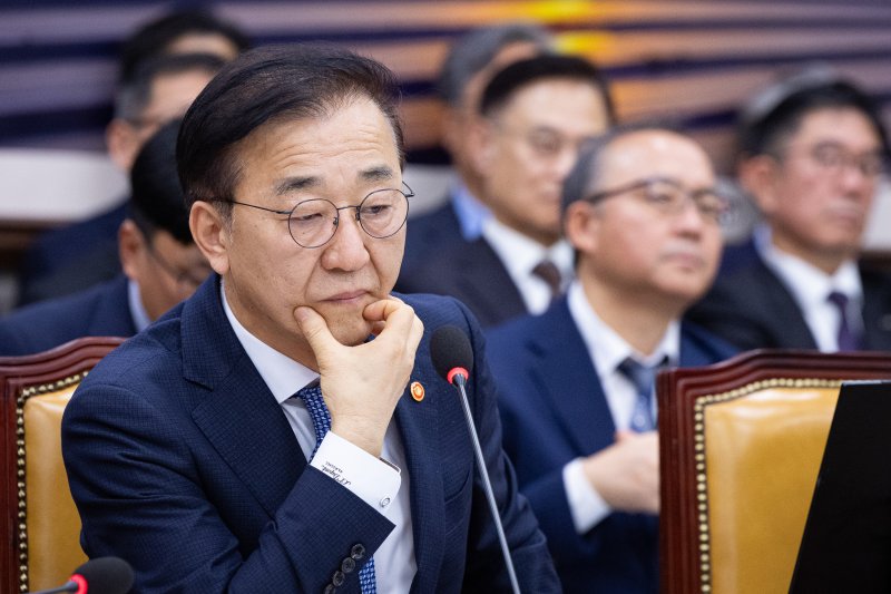 김윤덕 국토교통부 장관이 29일 서울 여의도 국회에서 열린 국토교통위원회의 국토교통부 증에 대한 국정감사에서 의원 질의를 들으며 자료를 바라보고 있다. 뉴스1