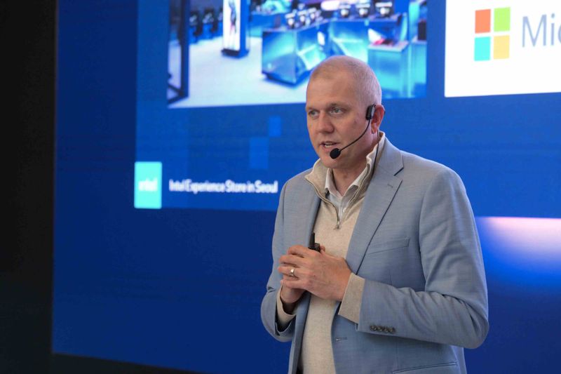 인텔 최고 매출책임자 및 글로벌 세일즈 마케팅 총괄인 그렉 언스트 부사장이 지난 28일 서울 서초구에 마련된 ‘인텔 서울 팝업 스토어’ 기자간담회에서 발언하고 있다. 인텔코리아 제공