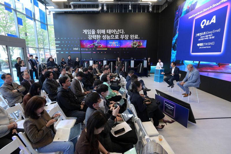 지난 28일 서울 서초구에 마련된 ‘인텔 서울 팝업 스토어’에서 진행된 인텔 기자간담회 모습. 인텔코리아 제공