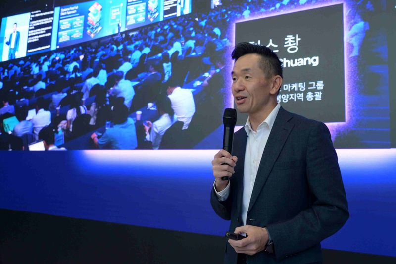 한스 촹 인텔 세일즈 마케팅 그룹 아태지역 총괄이 지난 28일 서울 서초구에 마련된 ‘인텔 서울 팝업 스토어’ 기자간담회에서 발언하고 있다. 인텔코리아 제공