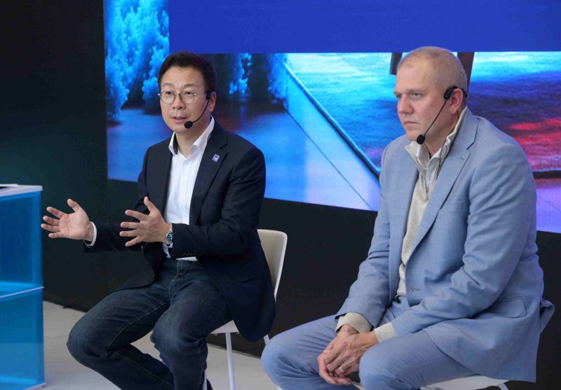 배태원 인텔코리아 사장과 언스트 부사장이 지난 28일 서울 서초구에 마련된 ‘인텔 서울 팝업 스토어’ 기자간담회에서 발언하고 있다. 질의응답 시간을 갖고 있다. 인텔코리아 제공