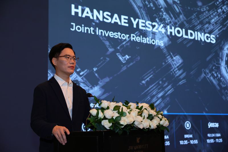 29일(현지시간) 베트남 호치민에서 열린 한세예스24홀딩스 기업설명회(IR)에서 김석환 부회장이 발표를 진행하고 있다. 한세예스24그룹 제공