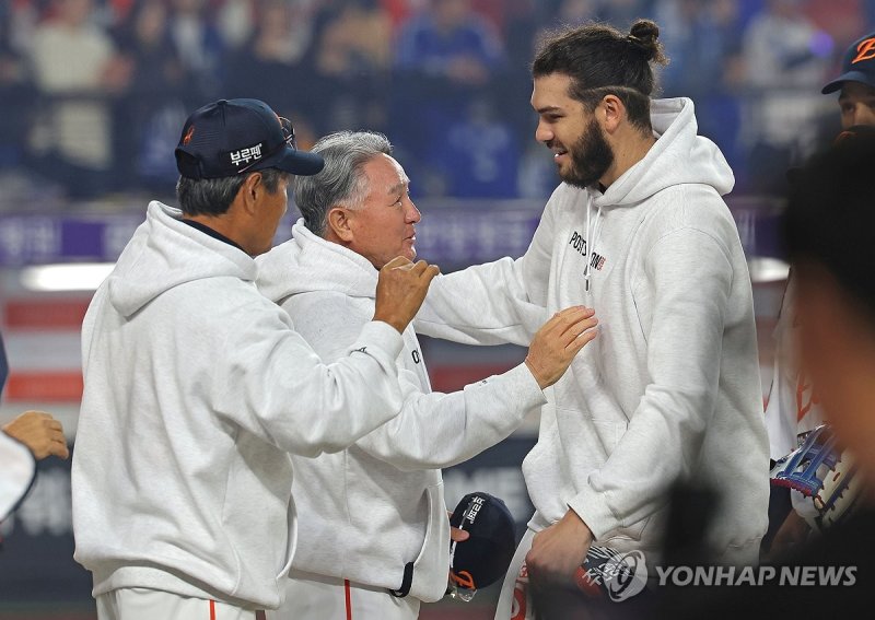 김경문 감독과 코디 폰세.연합뉴스