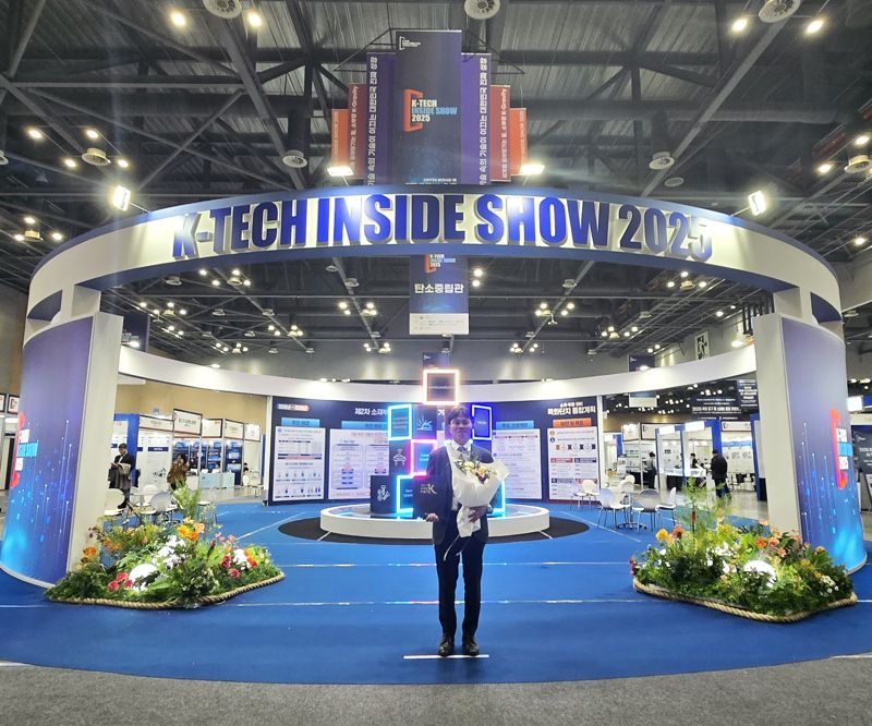 한기수 <span id='_stock_code_161580' data-stockcode='161580'>필옵틱스</span> 대표가 기념 촬영을 하고 있다. 필옵틱스 제공