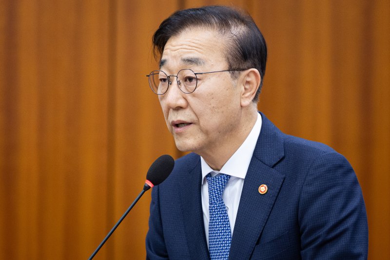 김윤덕 국토교통부 장관이 29일 서울 여의도 국회에서 열린 국토교통위원회의 국토교통부 등에 대한 국정감사에서 업무보고를 하고 있다. 뉴스1