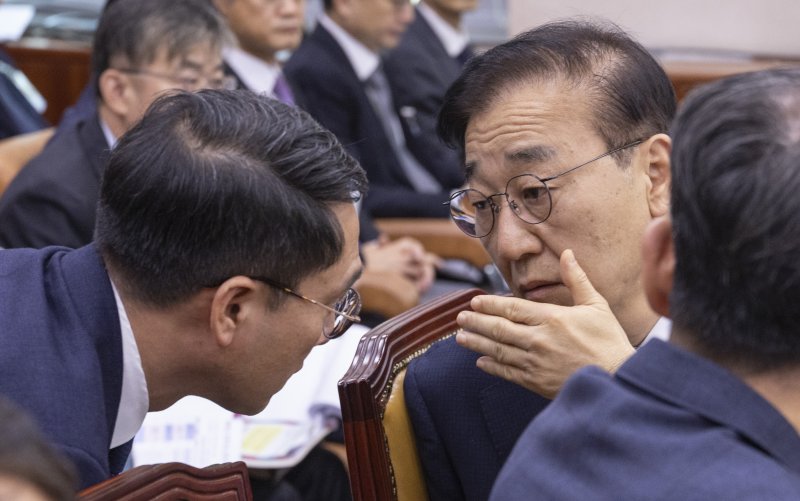 김윤덕 국토교통부 장관이 29일 국회 국토교통위원회에서 열린 2025년도 종합 국정감사에 출석해 메시지를 전달받고 있다. 연합뉴스