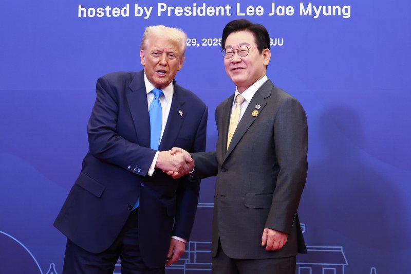 이재명 대통령이 29일 경북 경주 힐튼호텔 그랜드볼룸에서 열린 대통령 주최 정상 특별만찬에 앞서 도널드 트럼프 미국 대통령을 영접하고 있다. &#x2F;사진&#x3D;연합뉴스