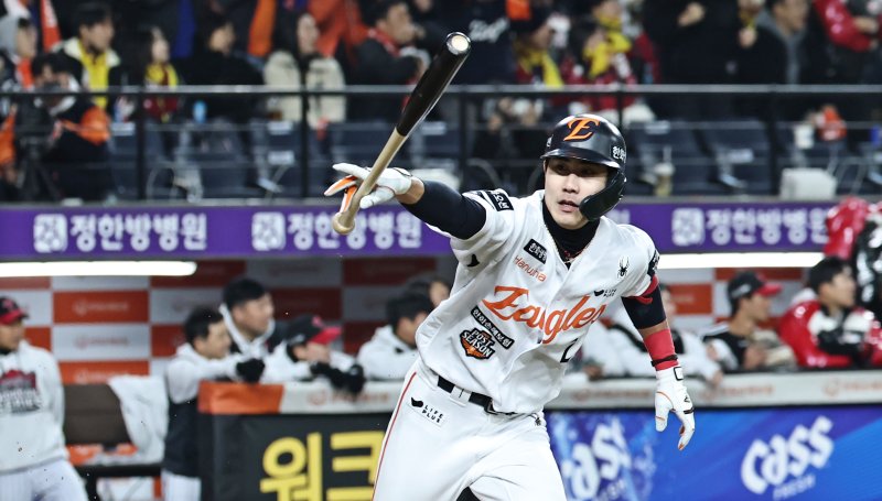 29일 대전한화생명볼파크에서 열린 2025 프로야구 KBO리그 포스트시즌 한국시리즈 3차전 LG 트윈스와 한화 이글스의 경기. 8회말 2사 만루 한화 심우준이 2타점 적시타를 치고 기뻐하고 있다.연합뉴스