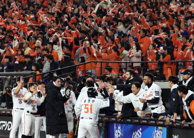 29일 대전 중구 한화생명볼파크에서 열린 2025 KBO 한국시리즈 3차전 LG 트윈스와 한화 이글스의 경기, 8회말 2사 만루 상황에서 한화 심우준의 2타점 2루타로 홈인한 선수들이 기뻐하고 있다. 뉴시스