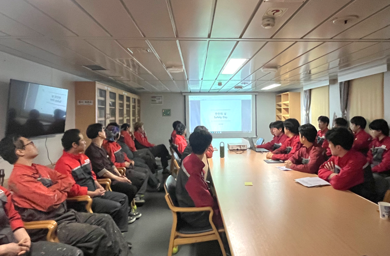 <span id='_stock_code_005880' data-stockcode='005880'>대한해운</span>이 운영하는 전용 벌크선 K.MUGUNGHWA(케이 무궁화)호의 승조원들이 지난 27일 선내 회의실에서 진행된 ‘안전의 날’ 프로그램에 참여해 한랭기온 작업 안전을 주제로 한 교육을 받고 있다. SM그룹 제공