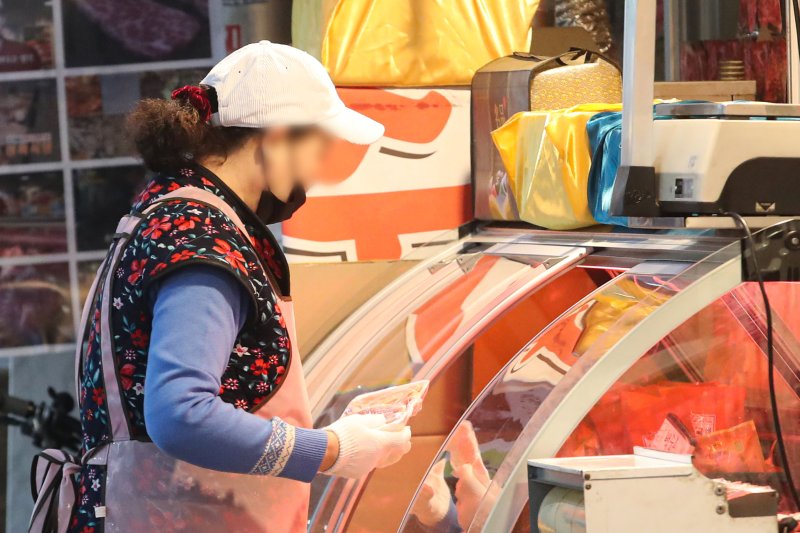 지난 2023년 1월 18일 서울 시내 전통시장에서 여성 자영업자가 일을 하고 있다. (사진은 기사와 직접 관련이 없습니다.) 뉴시스 제공