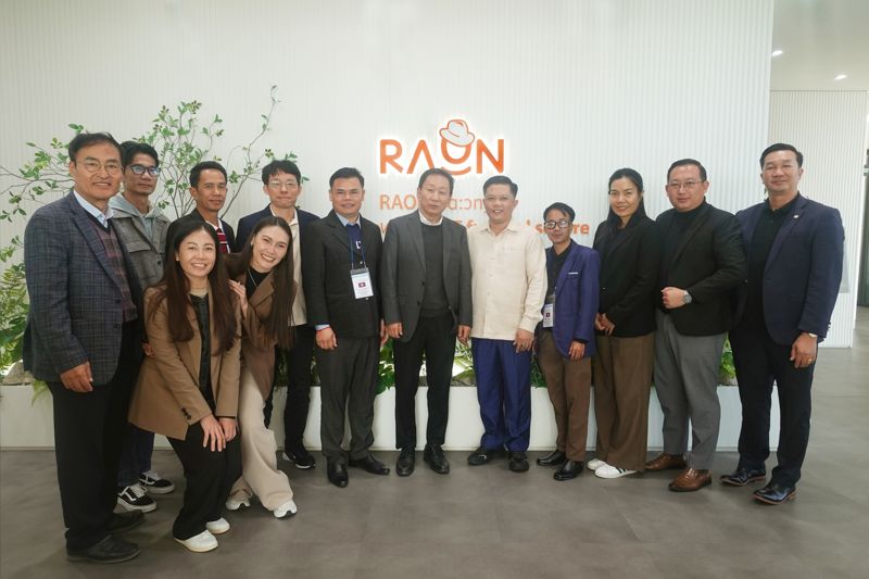 라오스 기술통신부, 한국지능정보사회진원(NIA), <span id='_stock_code_042510' data-stockcode='042510'>라온시큐어</span> 관계자가 기념 사진을 촬영하는 모습. 라온시큐어 제공