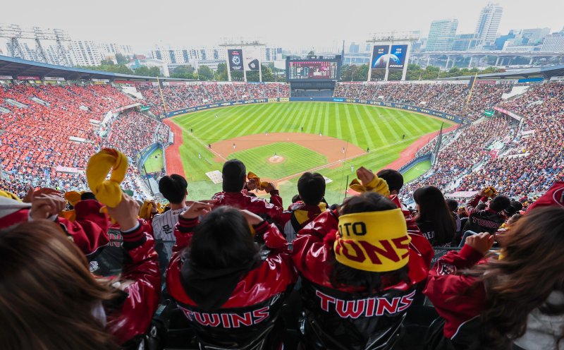 지난 26일 서울 잠실야구장에서 열린 프로야구 2025 신한 SOL뱅크 KBO 포스트시즌 한국시리즈 1차전 한화 이글스와 LG 트윈스의 경기, LG 야구팬들이 열띤 응원을 하고 있다. 뉴스1