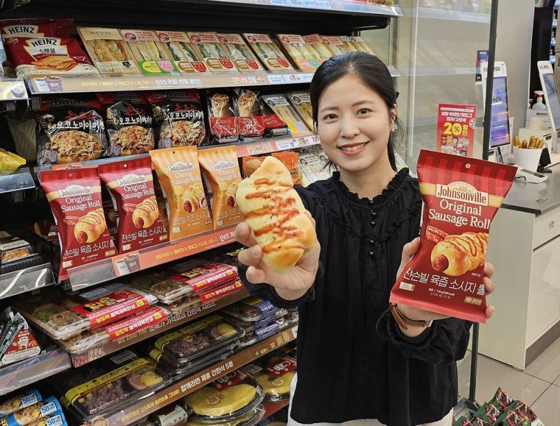 CU 핫브레드 상품 홍보 이미지. <span id='_stock_code_282330' data-stockcode='282330'>BGF리테일</span> 제공