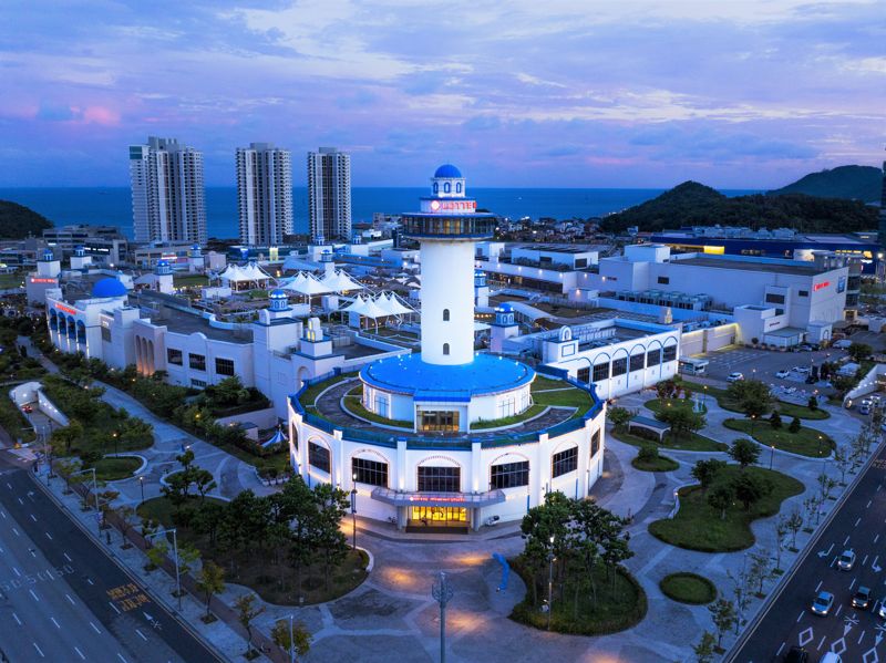 롯데몰 동부산점이 31일부터 다음달 9일까지 하반기 최대 규모 세일 행사 &#39;서프라이스 위크&#39;를 진행한다. 롯데몰 동부산점 야경. 롯데몰 동부산점 제공