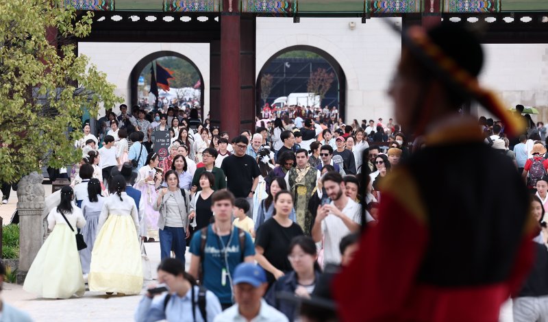 추석 연휴 첫 날이자 개천절인 3일 서울 종로구 경복궁에서 한복을 차려입은 시민들과 외국인 관광객들이 즐거운 시간을 보내고 있다. 국가유산청은 추석을 맞아 3일부터 9일까지 경복궁&middot;창덕궁&middot;덕수궁&middot;창경궁 등 서울의 4대 궁과 종묘, 조선왕릉을 무료로 개방한다. 뉴스1