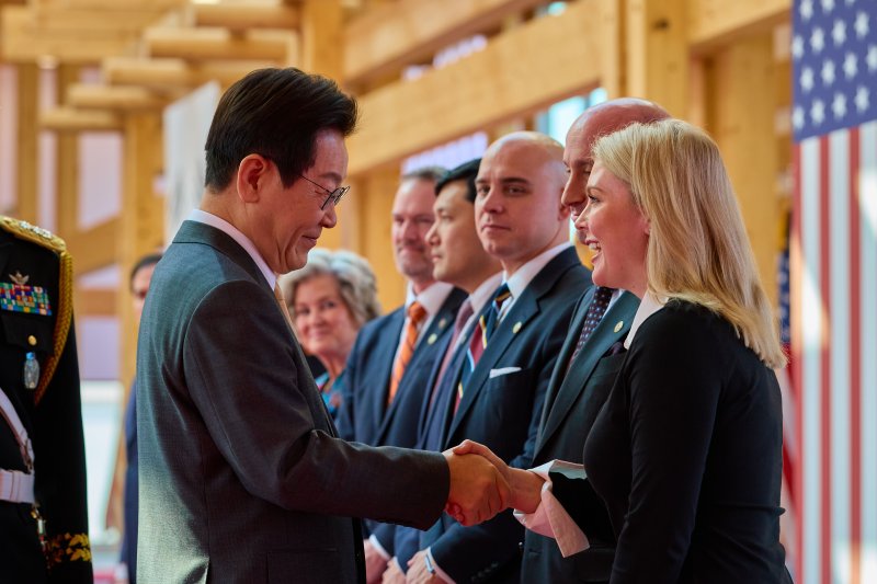 이재명 대통령이 지난 29일 경북 경주박물관에서 열린 도널드 트럼프 미국 대통령 공식 환영식에서 캐럴라인 레빗 백악관 대변인과 인사하고 있다. 대통령실 제공. &#x2F;사진&#x3D;뉴시스