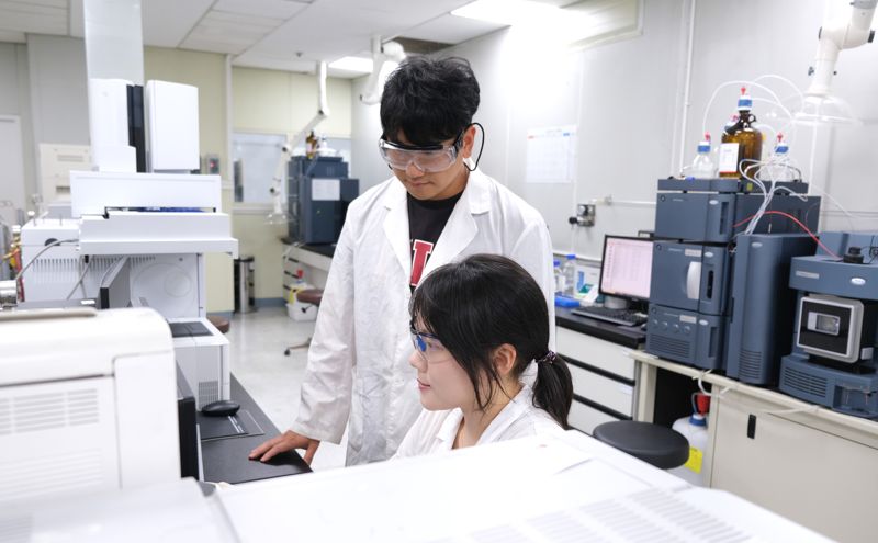 <span id='_stock_code_161000' data-stockcode='161000'>애경케미칼</span> 연구원들이 29일 대전연구소에서 연구·개발에 매진하고 있다. 애경케미칼 제공