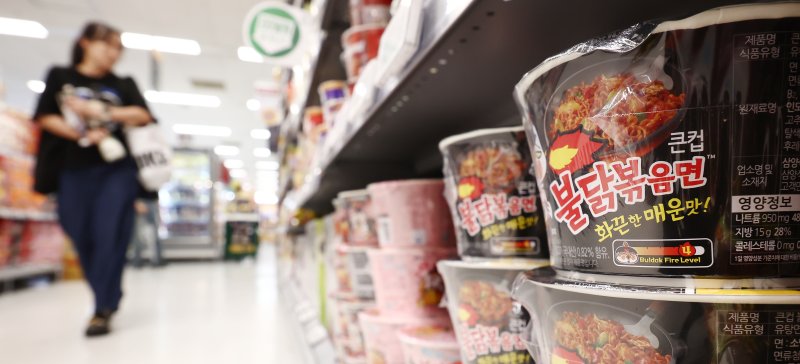 서울 시내의 대형마트에 진열된 불닭볶음면. 뉴스1