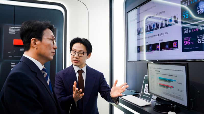 서범석 루닛 대표(오른쪽)가 30일 경주엑스포대공원 첨단미래산업관 내 루닛 부스를 방문한 김민석 국무총리에게 AI 암 진단 솔루션 '루닛 인사이트'를 시연하고 있다. 루닛 제공