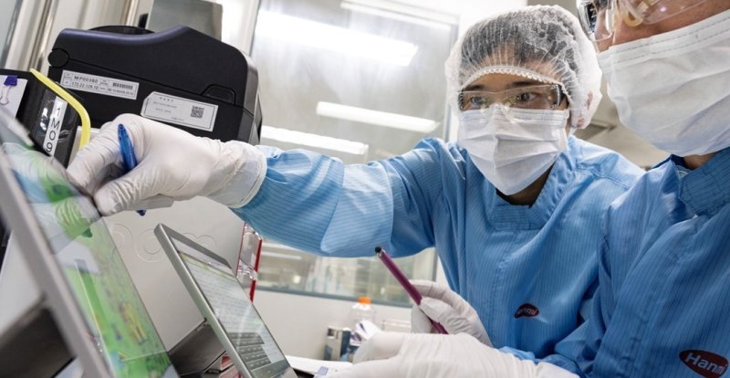 <span id='_stock_code_128940' data-stockcode='128940'>한미약품</span> 바이오 분야 연구원들이 제조공정에 관한 데이터를 확인하면서 연구를 하고 있다.한미약품 제공