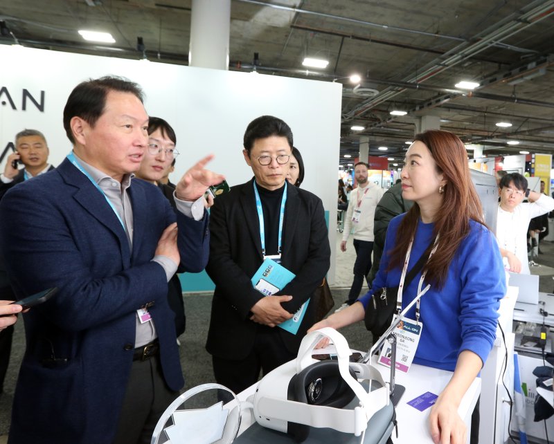 지난해 CES 2024 당시, 최태원 SK그룹 회장 겸 대한상공회의소 회장(왼쪽 첫번째)이 이형희 당시 SK수펙스추구협의회 사장(서울상의 부회장, 왼쪽 두번째)과 부스를 살펴보고 있다. 이 사장은 30일 SK그룹 사장단 인사를 통해 부회장으로 승진했다. 상의 제공 