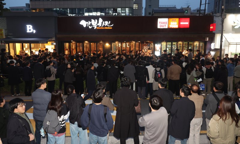 젠슨 황 엔비디아 최고경영자(CEO)와 이재용 <span id='_stock_code_005930' data-stockcode='005930'>삼성전자</span> 회장, 정의선 현대차그룹 회장이 30일 서울시내 한 치킨집에서 '치맥회동'을 앞두고 취재진이 모여 있다.뉴시스