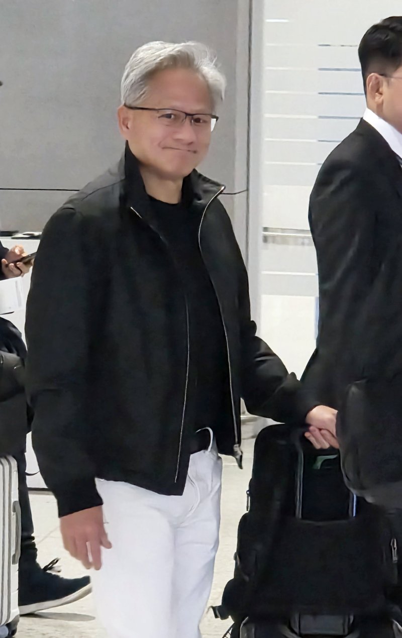 아시아태평양경제협력체(APEC) 정상회의를 계기로 방한하는 젠슨 황 엔비디아 최고경영자(CEO)가 30일 인천국제공항을 통해 입국하고 있다. 연합뉴스