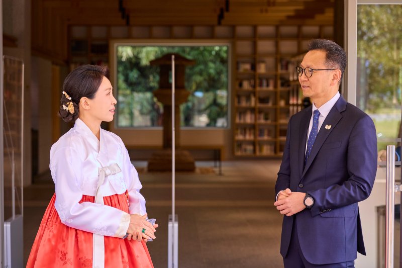 김혜경 여사와 윤상덕 국립경주박물관장이 30일 경북 경주박물관 신라천년서고에서 대화를 나누고 있다. 대통령실 제공
