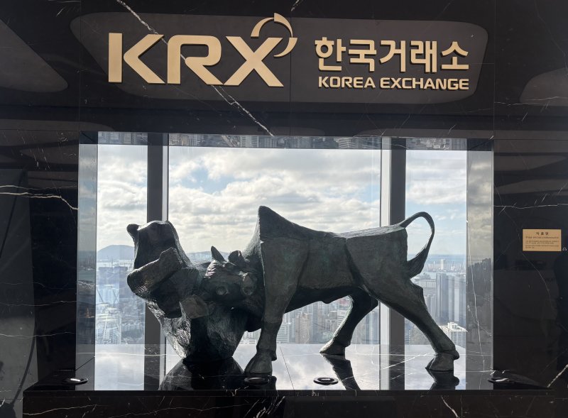 부산국제금융센터(BIFC) 내 한국거래소 부산본사에 설치된 곰과 소 조형물. 뉴스1