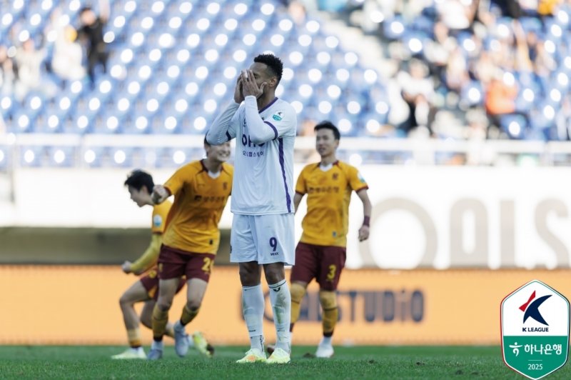 페널티킥을 실축하고 얼굴을 감싸쥐는 모따.연합뉴스