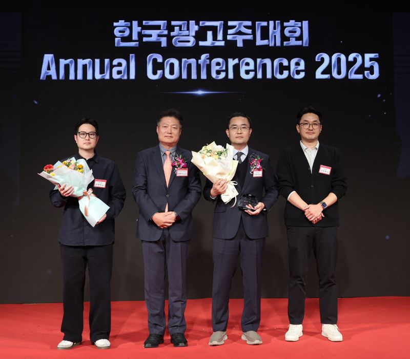 지난 30일 서울 소공동 웨스틴조선호텔에서 열린 2025 한국광고주대회 '광고주가 뽑은 올해의 마케터상' 시상식에서 하치수 <span id='_stock_code_026960' data-stockcode='026960'>동서</span>식품 마케팅 팀장(오른쪽 두번째) 등 관계자들이 기념촬영을 하고 있다. 동서식품 제공