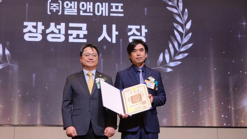 장성균 <span id='_stock_code_066970' data-stockcode='066970'>엘앤에프</span> CPO(오른쪽)가 제5회 배터리 산업의 날 기념식에서 산업포장을 수훈했다. 사진&#x3D;엘앤에프 제공