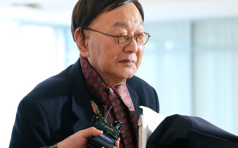 김건희 여사 모친 최은순씨 측근 김충식씨가 31일 오전 서울 종로구 KT광화문빌딩 웨스트에 마련된 김건희 특검 사무실에 피의자 신분으로 출석하고 있다. 사진=뉴시스화상