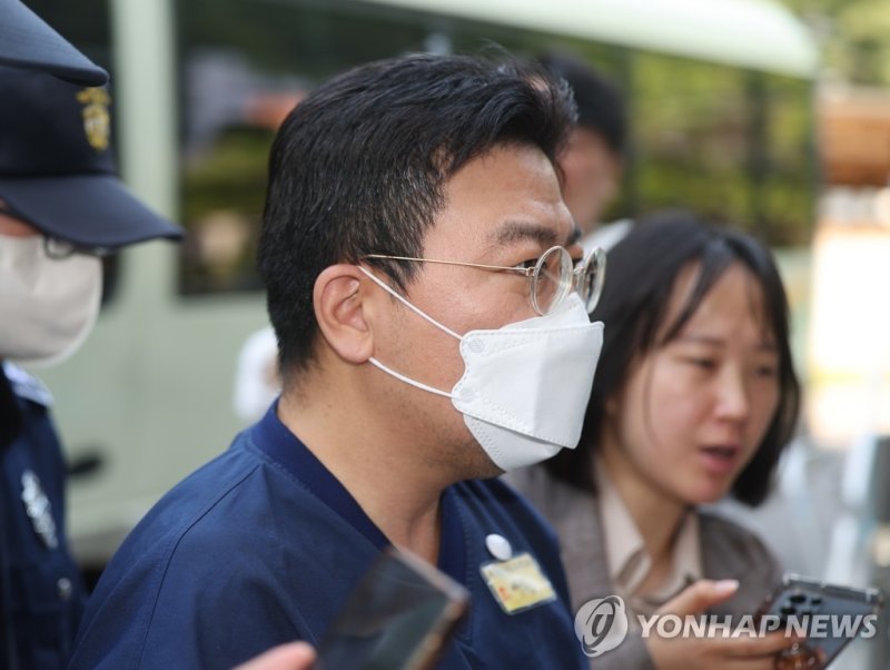 지난 2023년 5월 소시에테제네랄(<span id='_stock_code_255220' data-stockcode='255220'>SG</span>)증권발(發) 주가폭락 사태 관련 주가조작 의혹 핵심으로 지목된 라덕연 H투자컨설팅업체 대표가 서울 양천구 서울남부지방법원에서 열린 구속 전 피의자 심문(영장실질심사)에 출석하고 있다. 연합뉴스